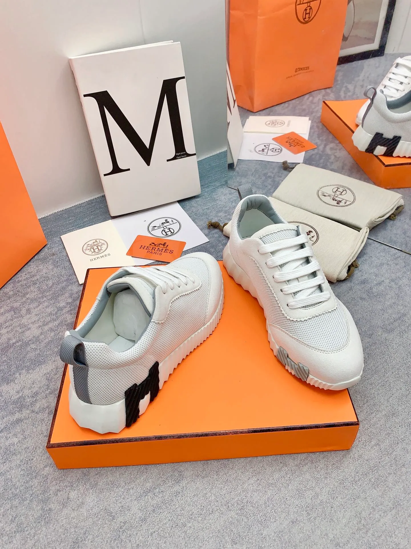 👟👟Ex-factory price 640👟👟 [Hermes] New Bouncing Couple 👫Sneakers. The most comfortable shoes from Hermès, no one else⃣️. They are very light on the feet and very beautiful. You will not feel tired when you go shopping and running around. 👍 The overall suede leather feels very good, very beautiful and very versatile. It is very light, comfortable and extremely light, suitable for both sports and leisure. It feels great to step on! 30+ men's and women's color combinations. You can choose, there will always be what you want~ ✅Fabric: Imported high mercerized sheep + original rain velvet ✅Inner: Imported silk sheepskin for lining insole ✅Outsole: Seamless combination of IP+TPU (multi-color letters) German technology irradiation machine ✅Code number: 35-41 for women and 38-46 for men (41 for women, 45.46 for men, customized and non-returnable)